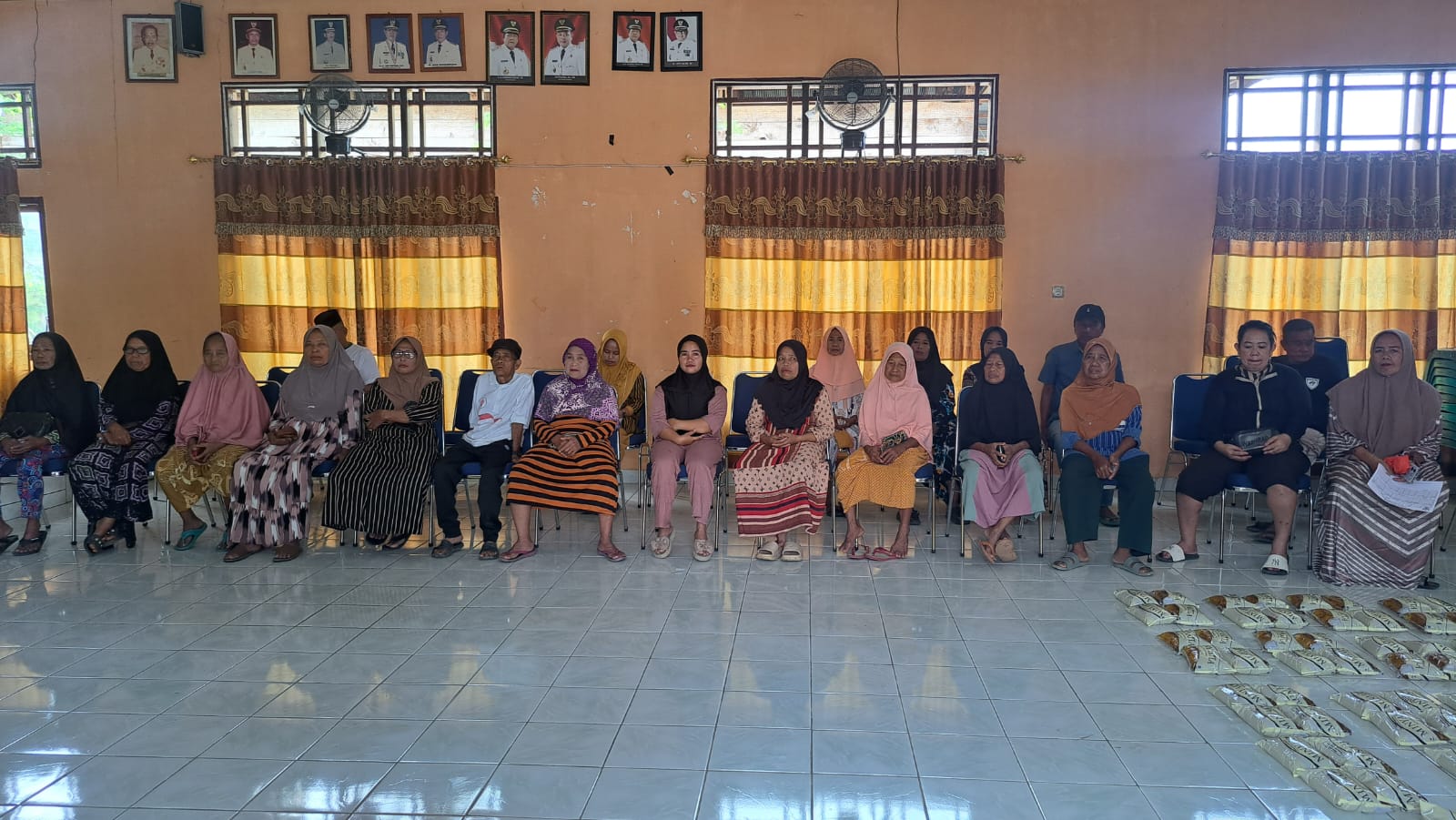 PENYALURAN BANTUAN BERAS DAN MINYAK GORENG (OKTOBER-NOVEMBER) 2025 DI DESA TETEWATU